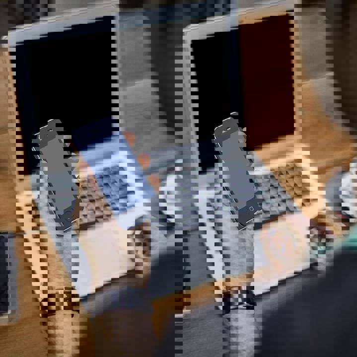 Man met laptop en telefoon 6